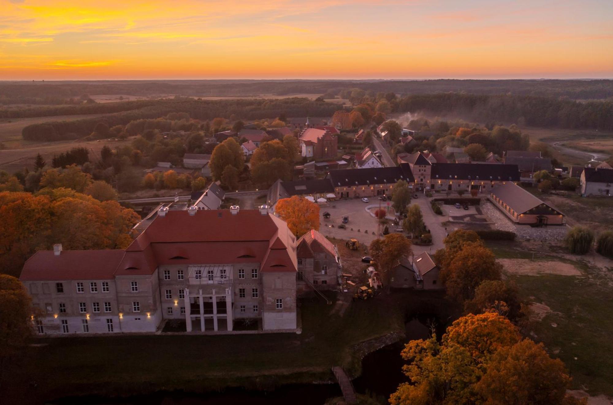 Palac Siemczyno Hotel Exterior photo